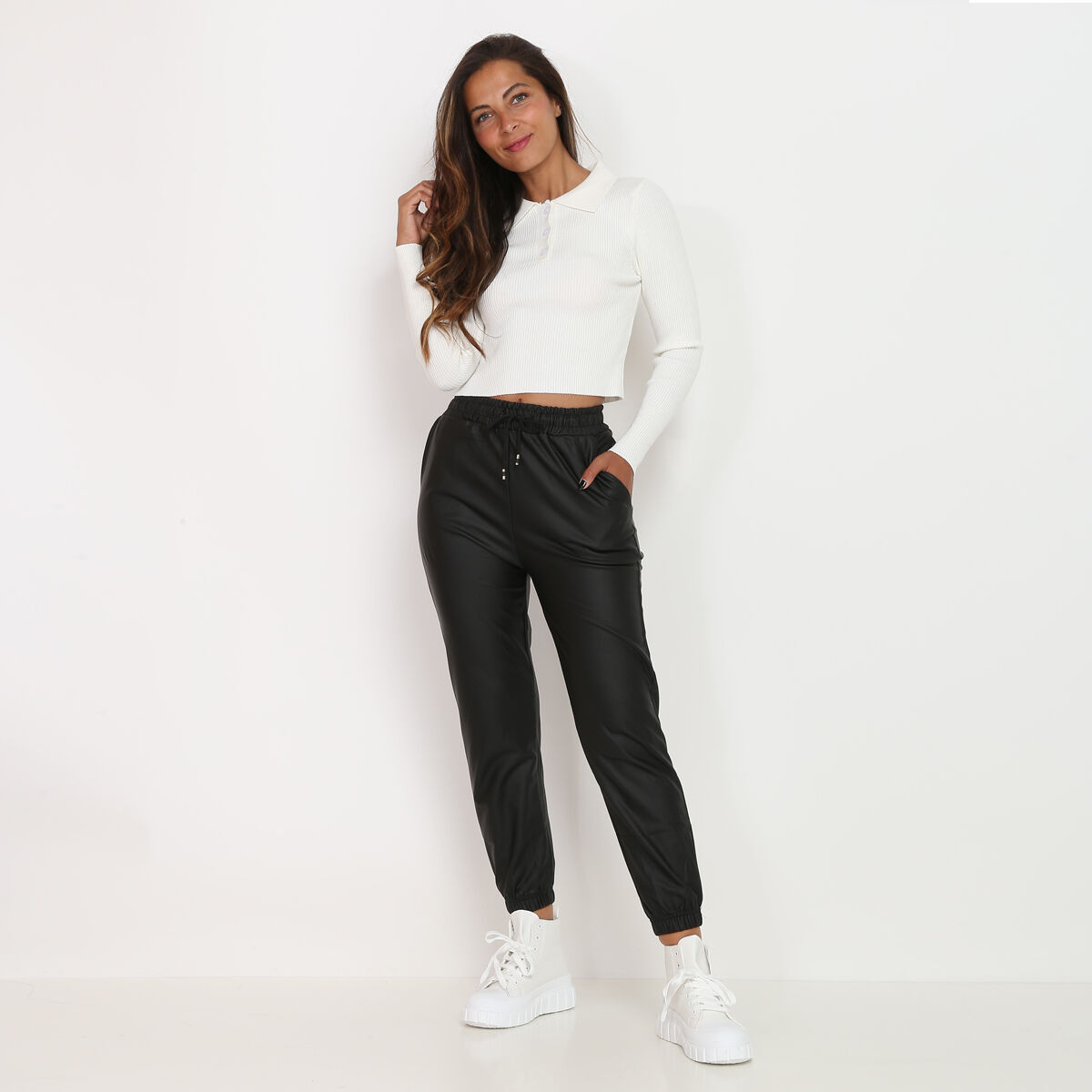 Pantalon style jogger en simili mat