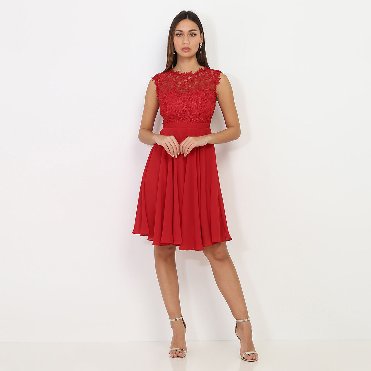 La femme discount en robe rouge